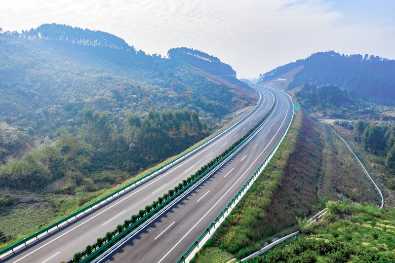 6.高速公路與群山相連，植被覆蓋率高，與原生態(tài)環(huán)境恢復(fù)有機(jī)結(jié)合.jpg