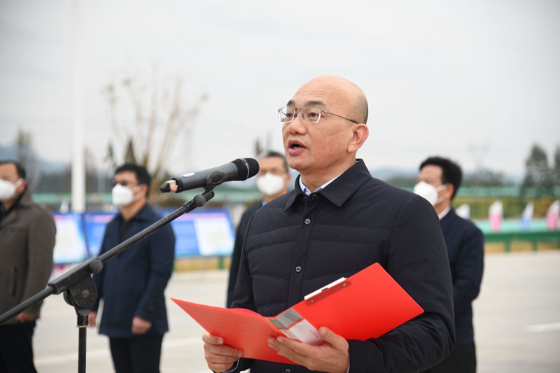 自治區(qū)交通運(yùn)輸廳黨組成員、總工程師陳津維宣布通車(chē).jpg