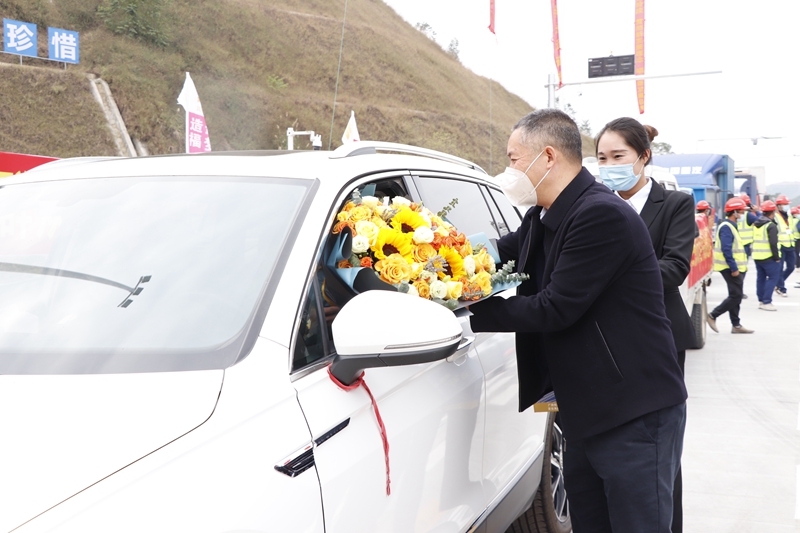 廣西新發(fā)展交通集團黨委書記、董事長陳開群為第一輛通車車輛送上鮮花.JPG